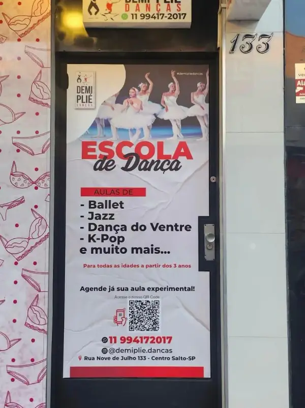 Adesivação de porta de vidro para escola de dança - Profissional Print